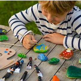 Kinderen schilderen met kwast