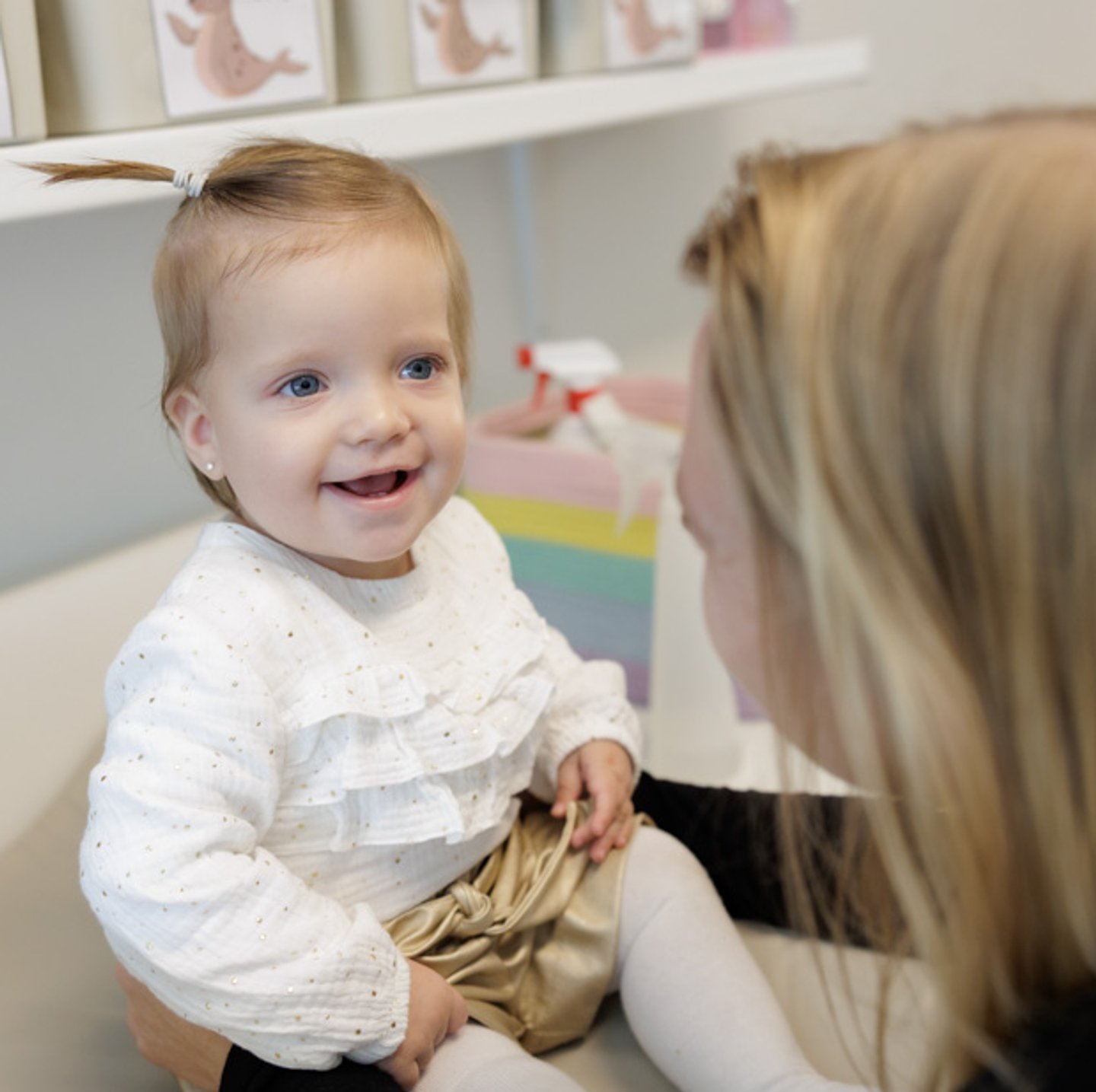 Baby met een leuk boekje
