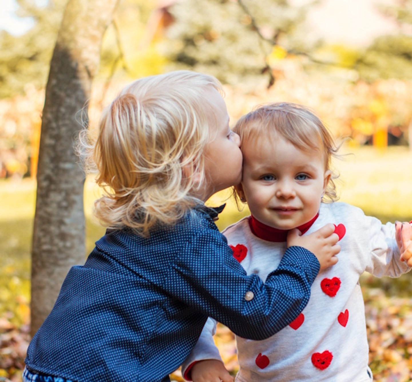 2 kinderen spelen