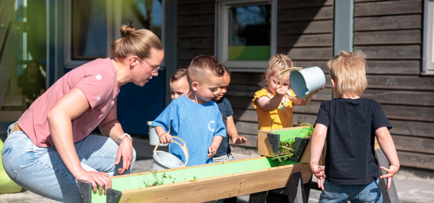 Samen een boekje lezen bij Prokino Stadsweiden in Harderwijk