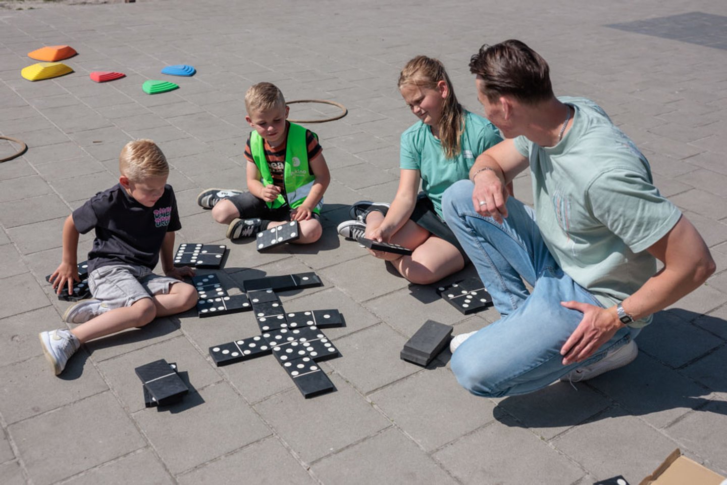 Kinderen spelen uiten op het groene plein van Prokino Holtenbroek in Zwolle.