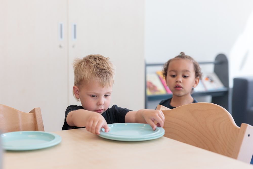 Peuters dekken de tafel