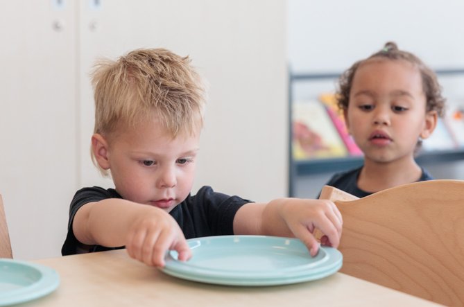 Peuters dekken de tafel