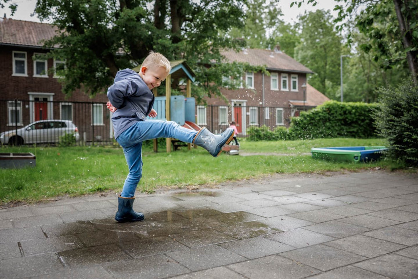 Buiten spelen op het speelplein bij kinderopvang Stadsweide in Harderwijk