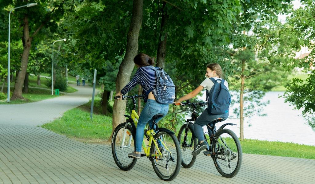 jongens op de fietsen