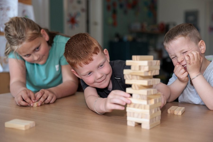 Kind op kinderopvang bouwt blokkentoren