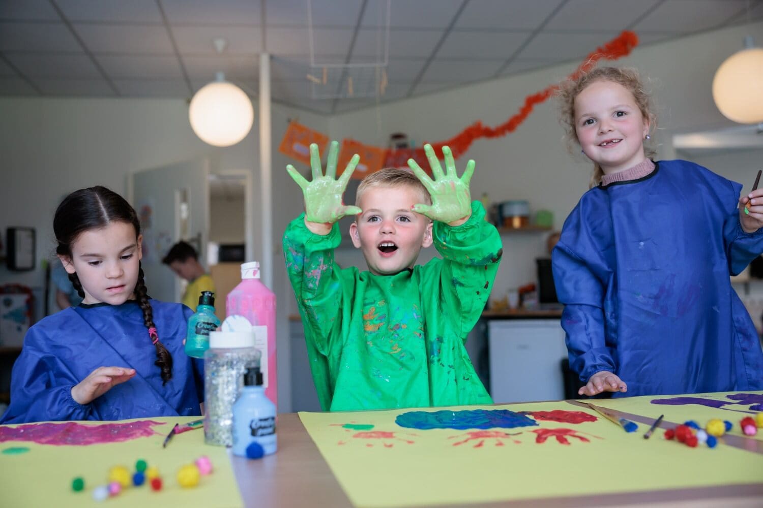 Jongen met groene handen