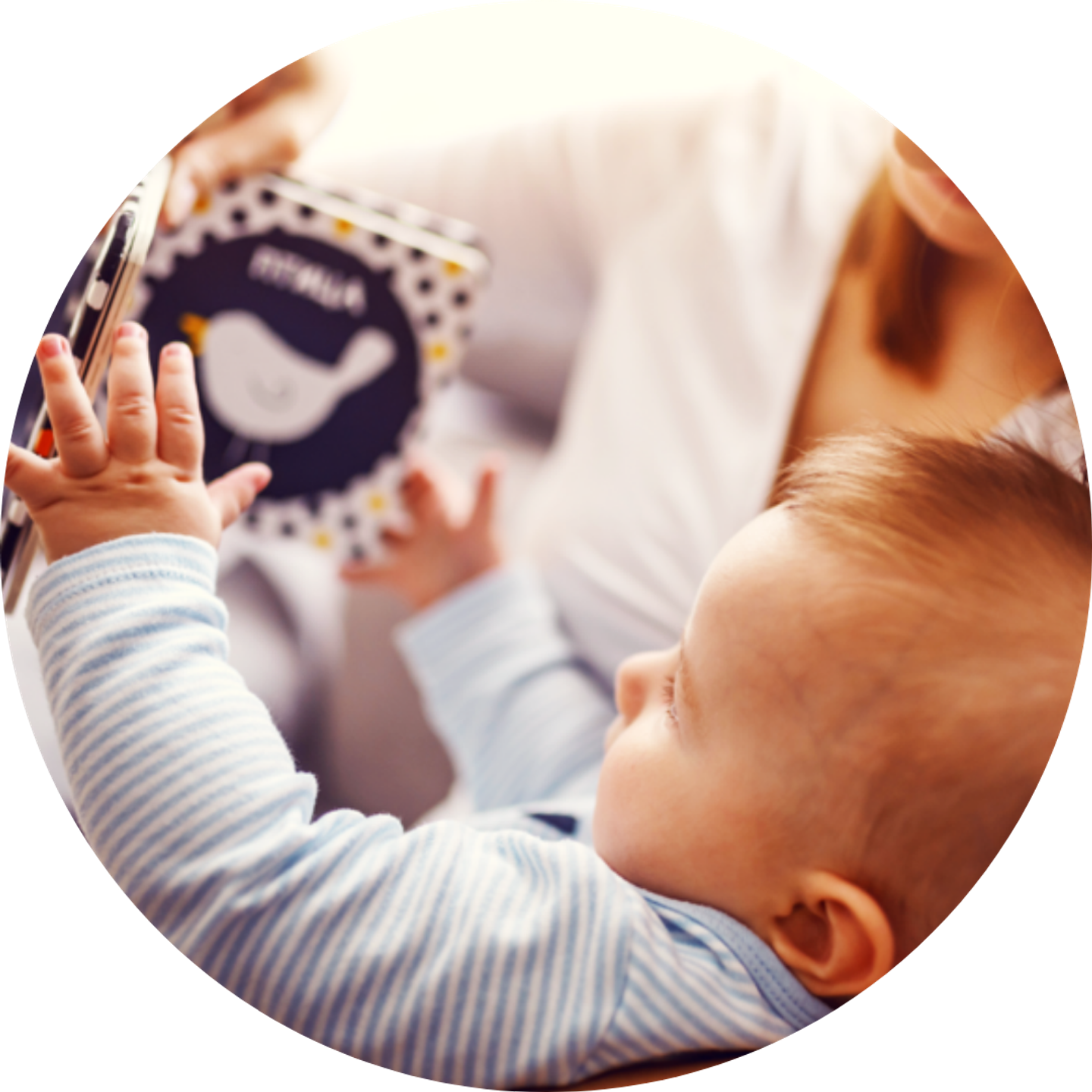 Baby met een leuk boekje