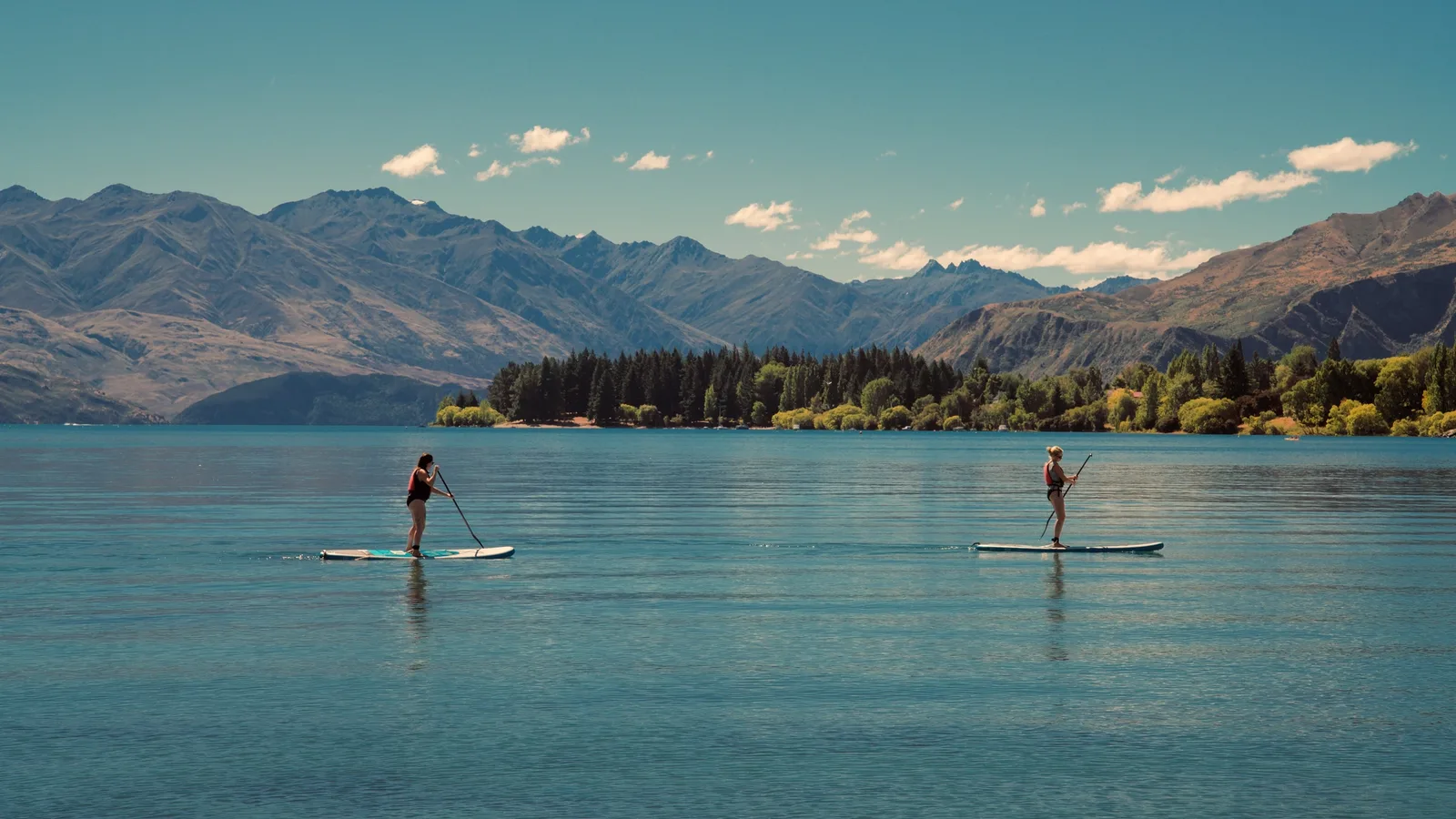Paddleboard pro začátečníky: Kompletní manuál, jak se neutopit a užít si léto na vodě