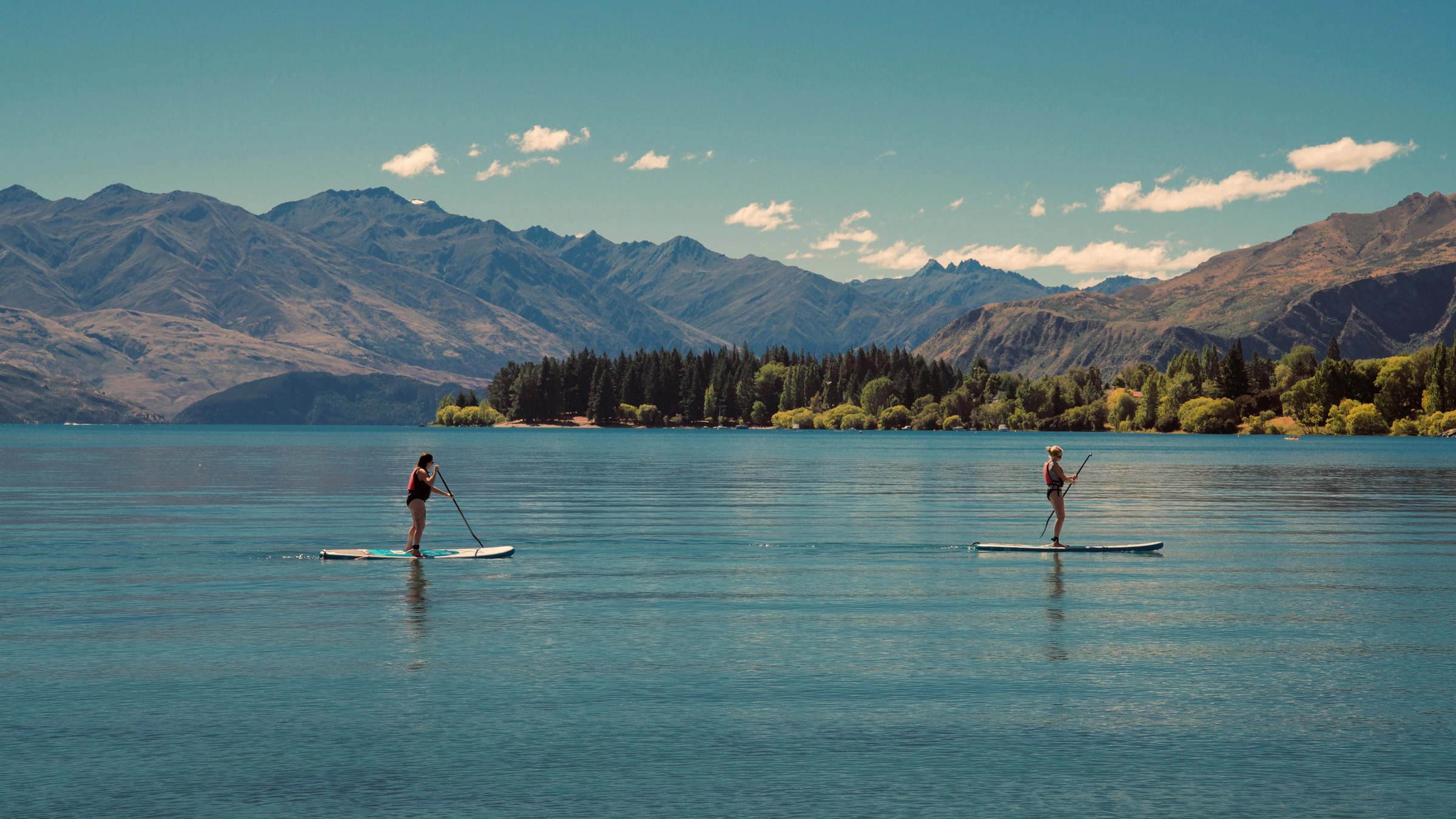 Paddleboard pro začátečníky: Kompletní manuál, jak se neutopit a užít si léto na vodě