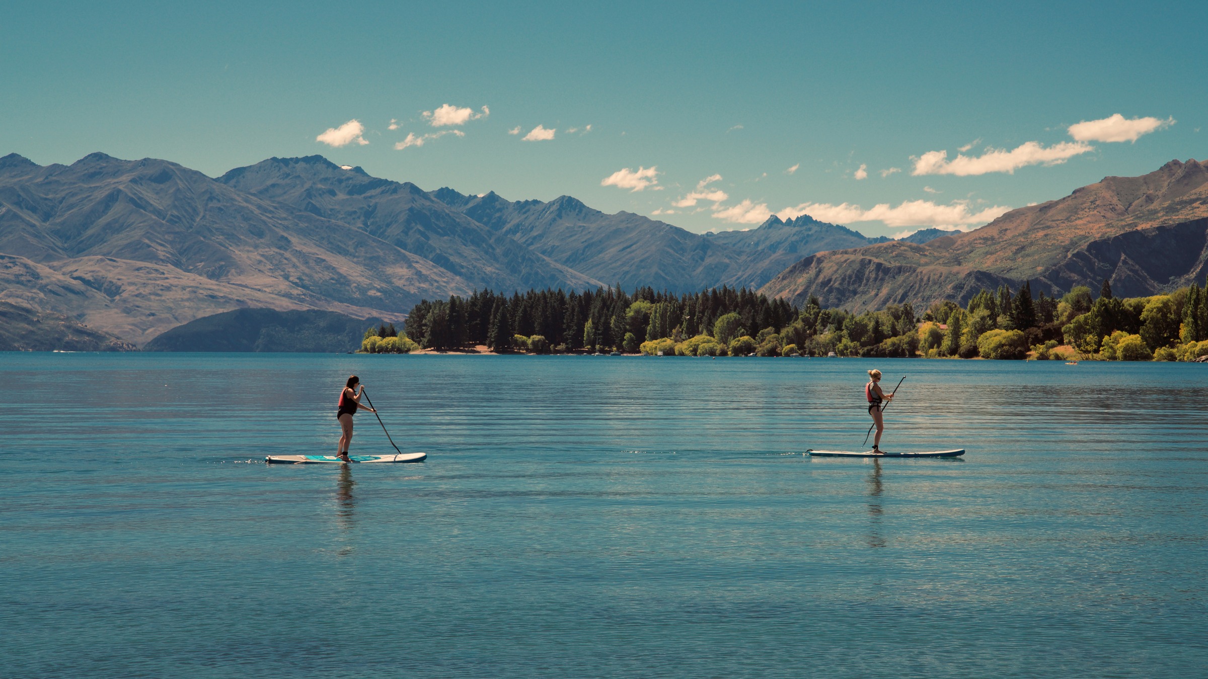 Paddleboard pro začátečníky: Kompletní manuál, jak se neutopit a užít si léto na vodě