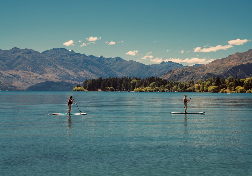 Paddleboard pro začátečníky: Kompletní manuál, jak se neutopit a užít si léto na vodě