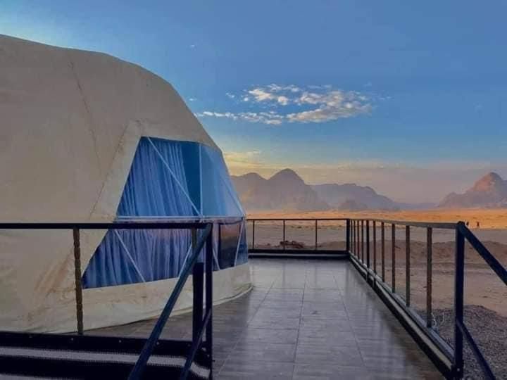 Spaní pod hvězdami Wadi Rum