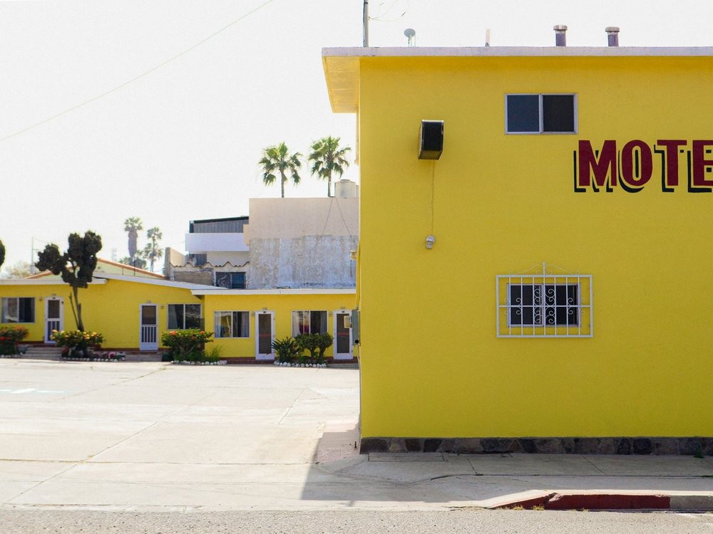How do we choose accommodation for a road trip across the American West? Motels via Booking.com, private rooms in Americans' homes via Airbnb, prices, and our top tips.