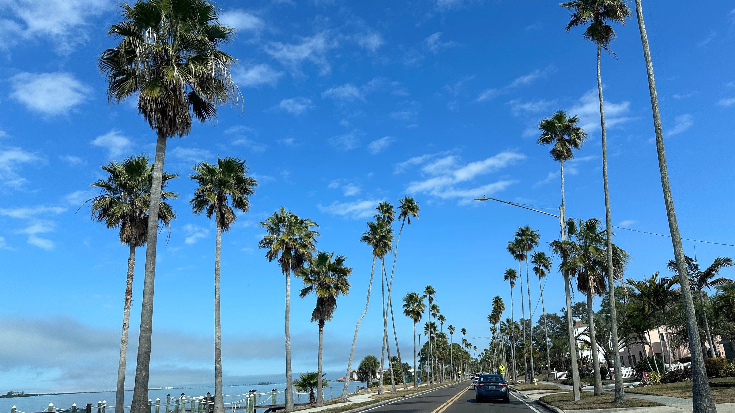 Naše floridské dobrodružství není jen o Miami Beach. Je to cesta mezi dvěma světy – tím divokým, kde vládnou pravěcí plazi, a tím futuristickým, odkud se startuje k Marsu.