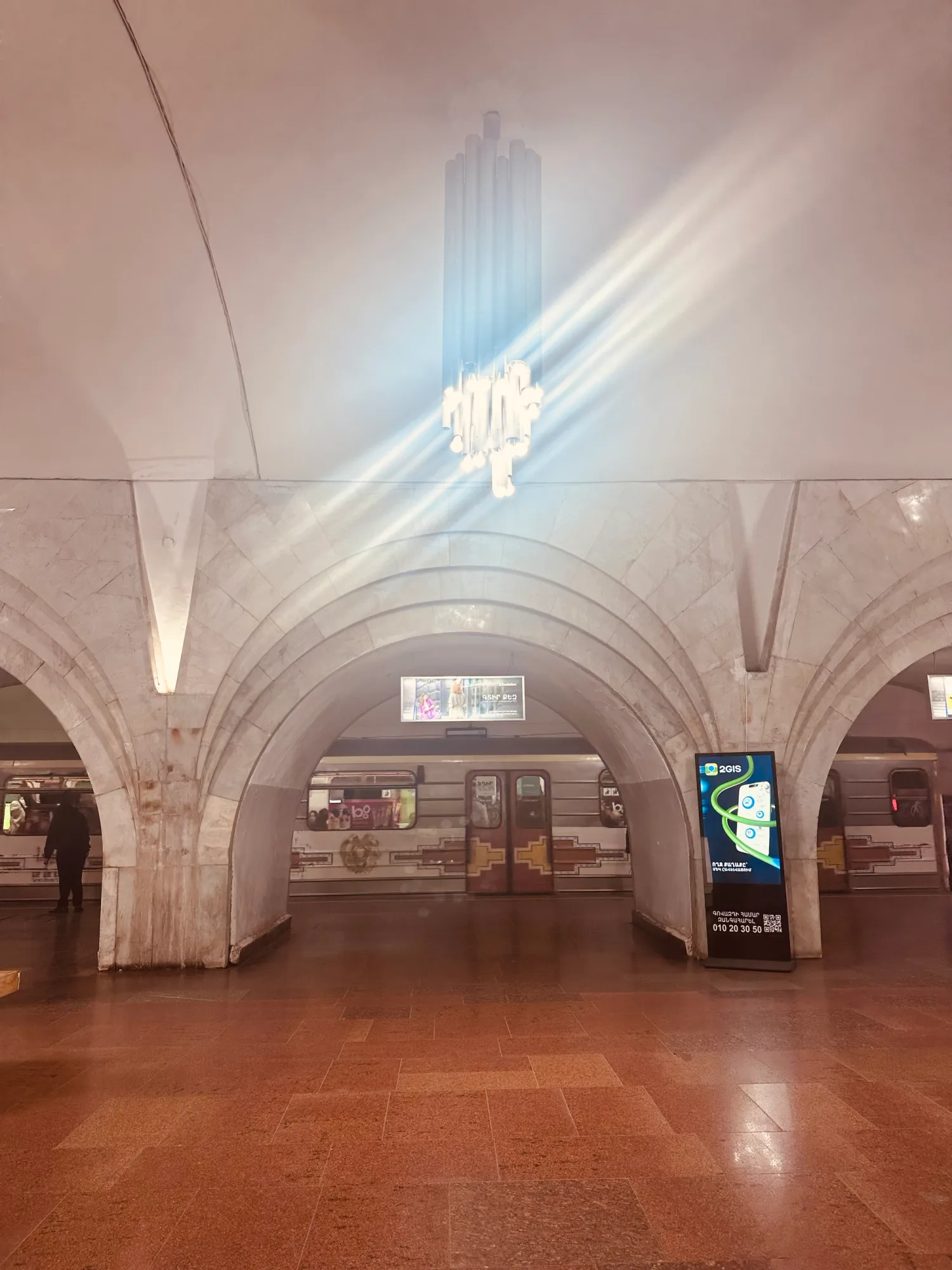 Projíždí metro