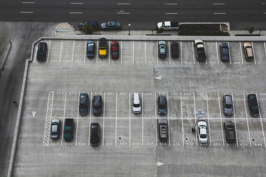 Průvodce přežitím: Jak legálně a bez nervů parkovat v Bulharsku a v Sofii?