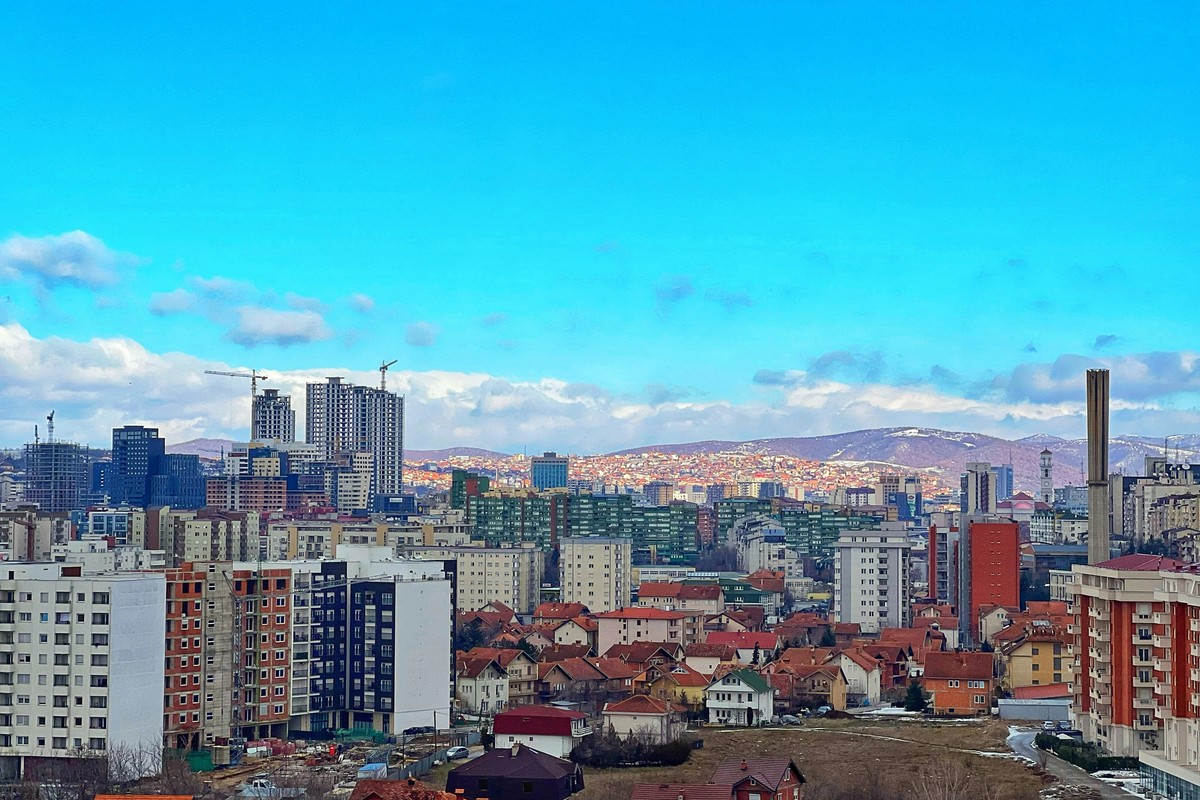 Jak přejet půjčeným autem ze Severní Makedonie do Kosova? Povolení autopůjčovny, zelená karta, pojištění na hranici, ceny a naše zkušenost.