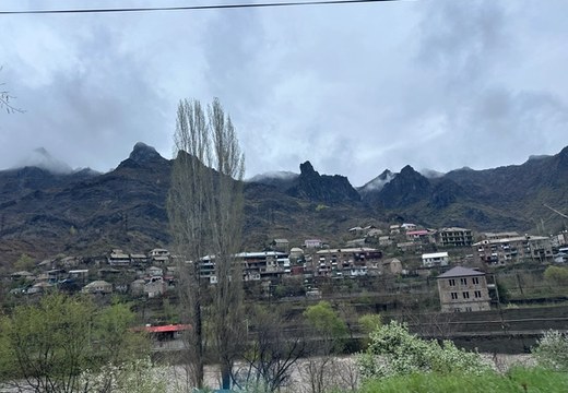 Když se řekne Arménie, většina cestovatelů si představí kláštery na vrcholcích hor, tyrkysové jezero Sevan nebo majestátní Ararat. Jen málokdo však zamíří do Alaverdi – města, které nabízí úplně jinou tvář země. Drsnou, syrovou a překvapivě autentickou.