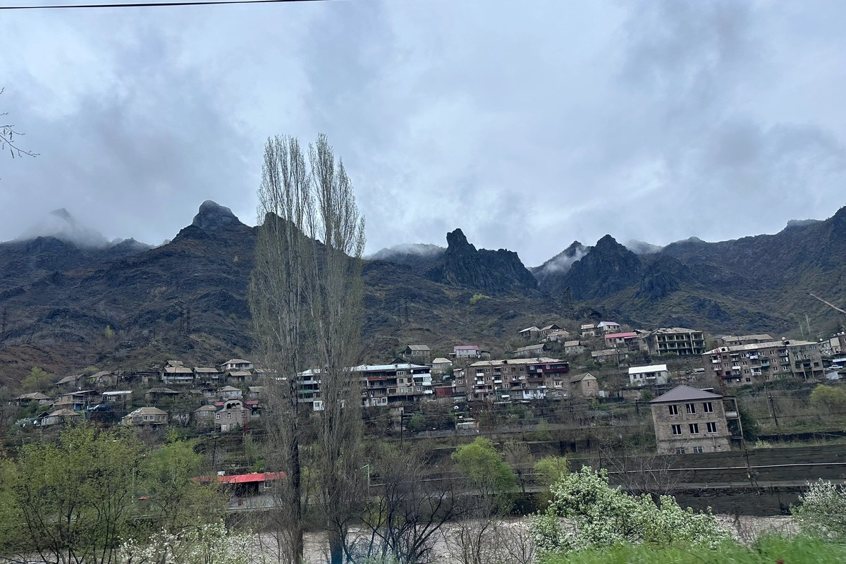 Když se řekne Arménie, většina cestovatelů si představí kláštery na vrcholcích hor, tyrkysové jezero Sevan nebo majestátní Ararat. Jen málokdo však zamíří do Alaverdi – města, které nabízí úplně jinou tvář země. Drsnou, syrovou a překvapivě autentickou.