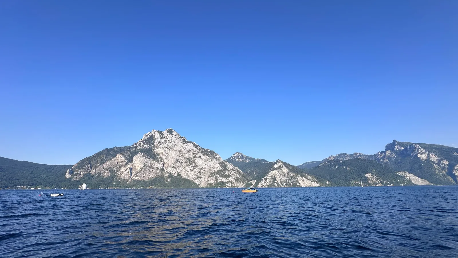 Alpy na blind: Víkendová cesta obytňákem k jezerům Traunsee a Attersee