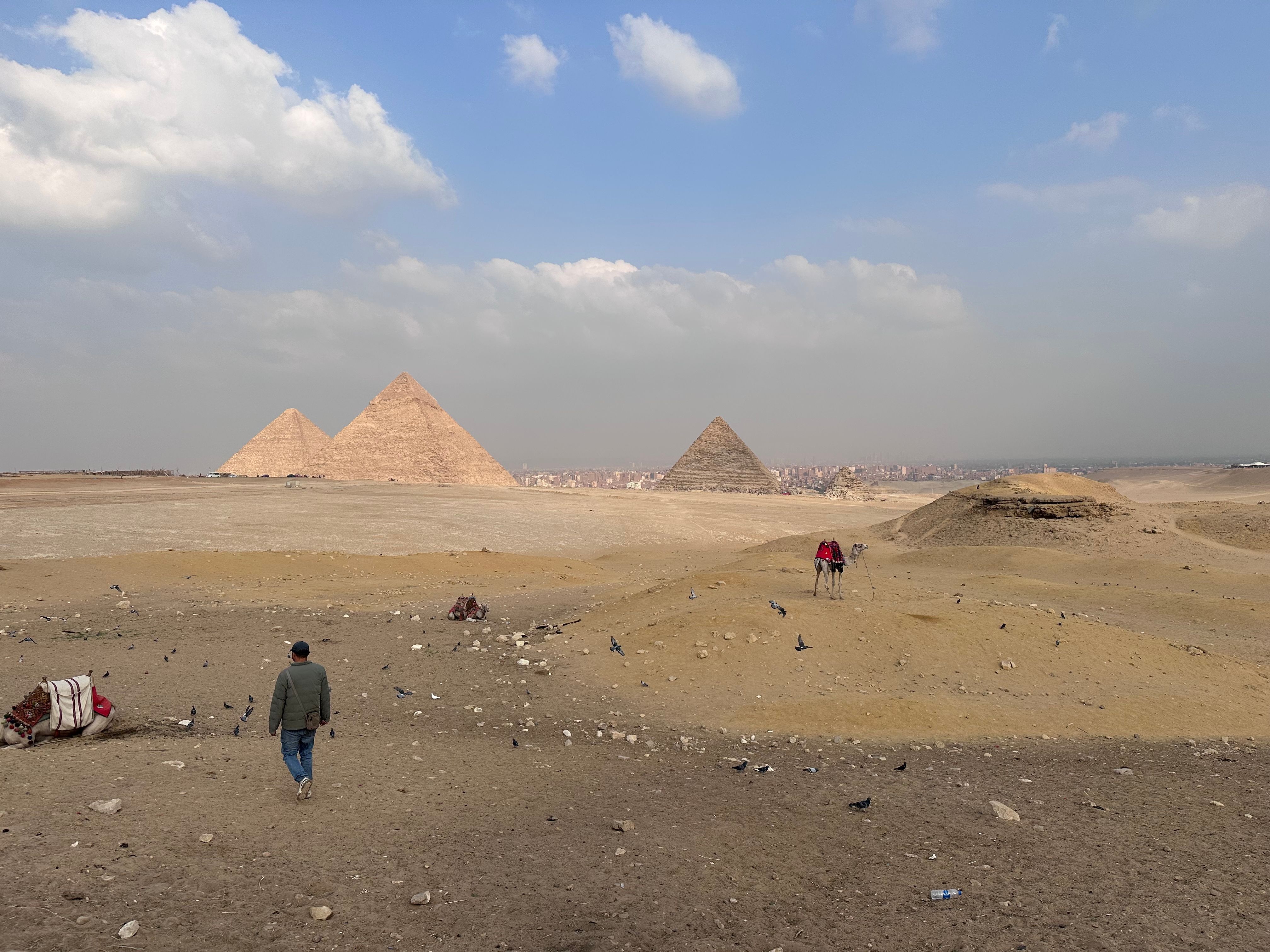 Káhira na vlastní pěst: pyramidy v Gíze, staré Egyptské muzeum, centrum, doprava, letenky, místní jídlo a praktické tipy.