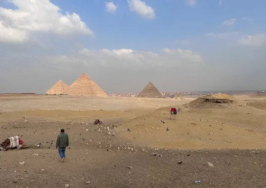 Káhira na vlastní pěst: pyramidy v Gíze, staré Egyptské muzeum, centrum, doprava, letenky, místní jídlo a praktické tipy.