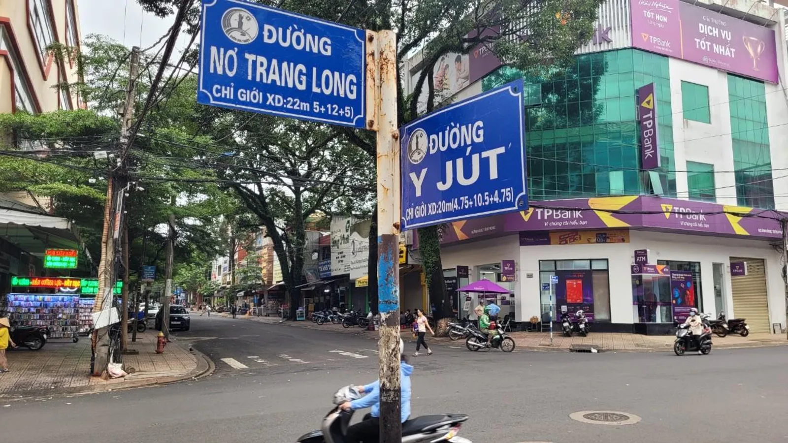 Buôn Ma Thuột kávová metropole Vietnamu, obří vodopády a cesta do Yok Donu