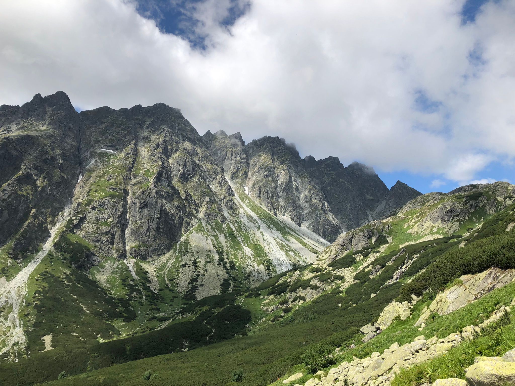 Vysokohorská turistika na Slovensku.