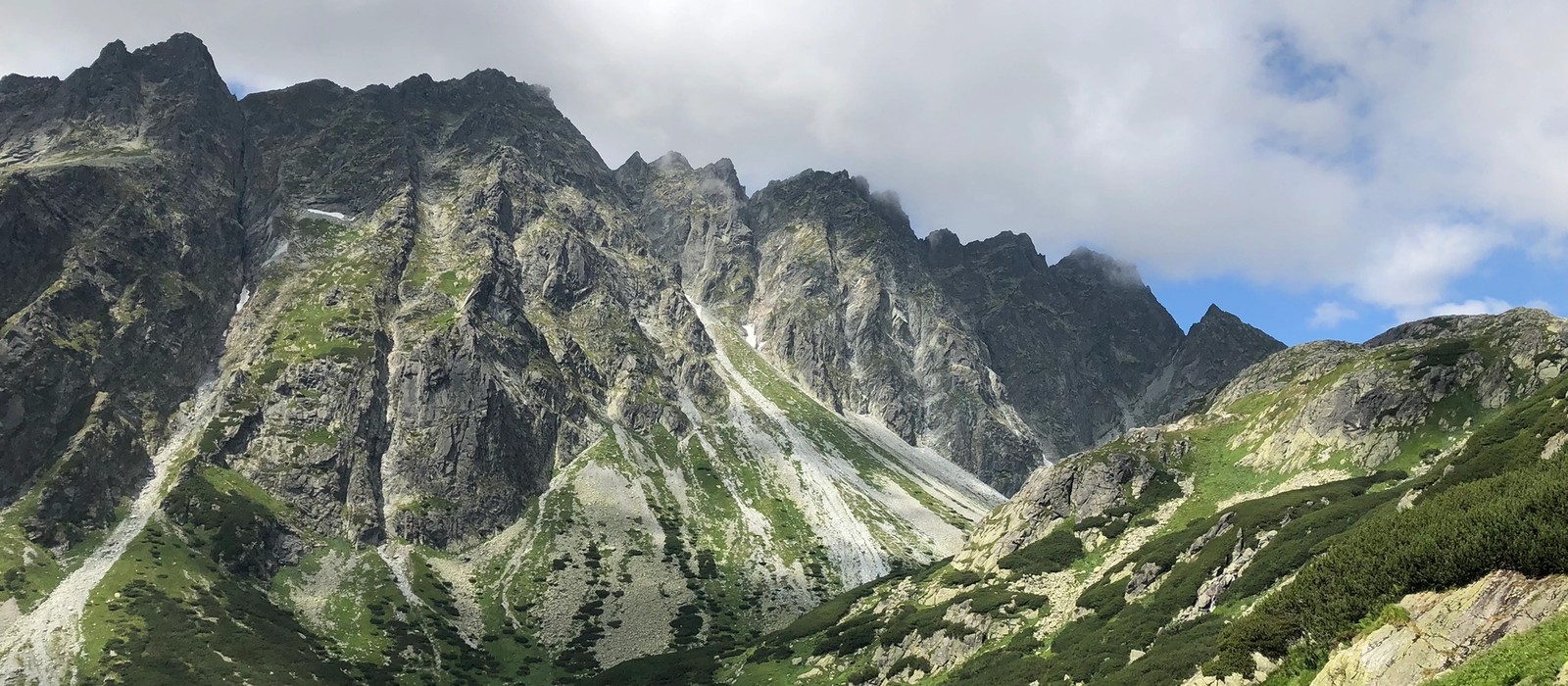 Vysokohorská turistika na Slovensku.