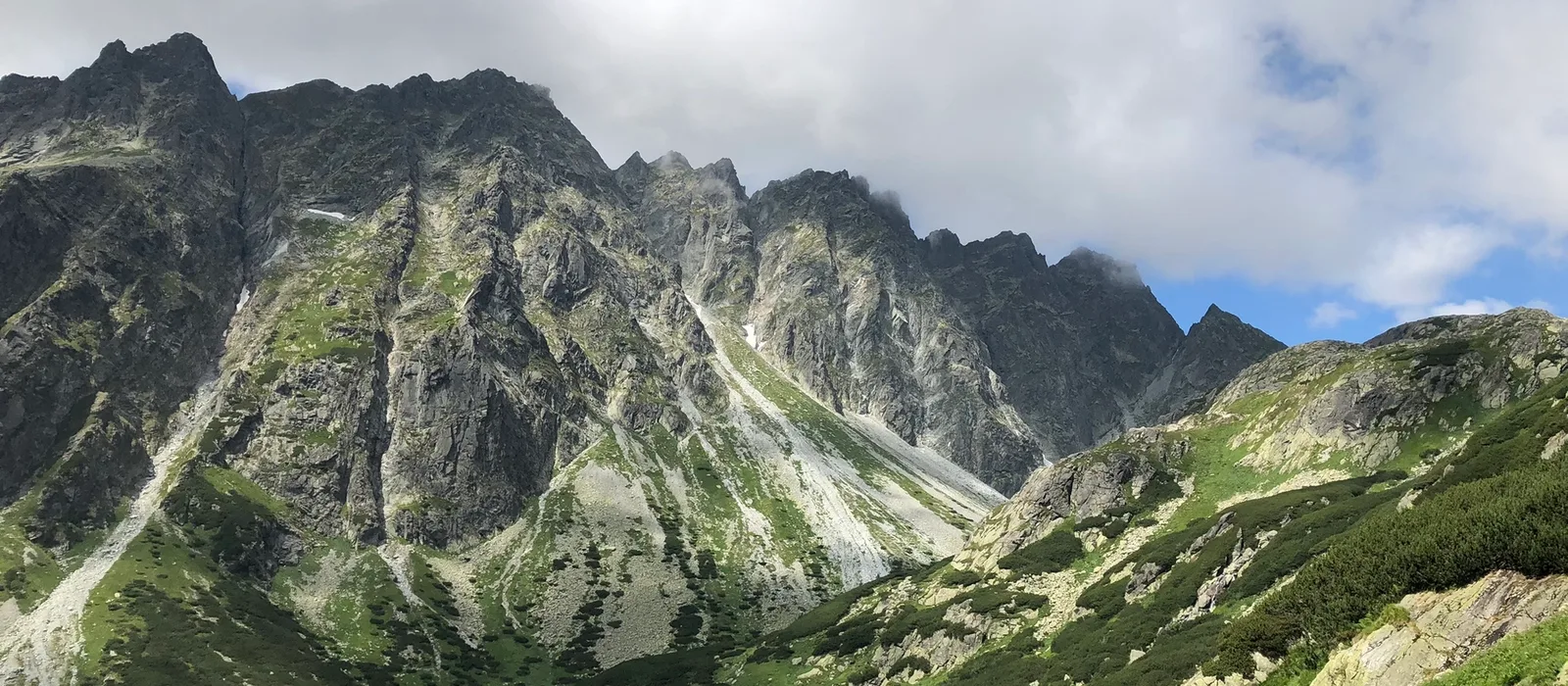Vysokohorská turistika na Slovensku.