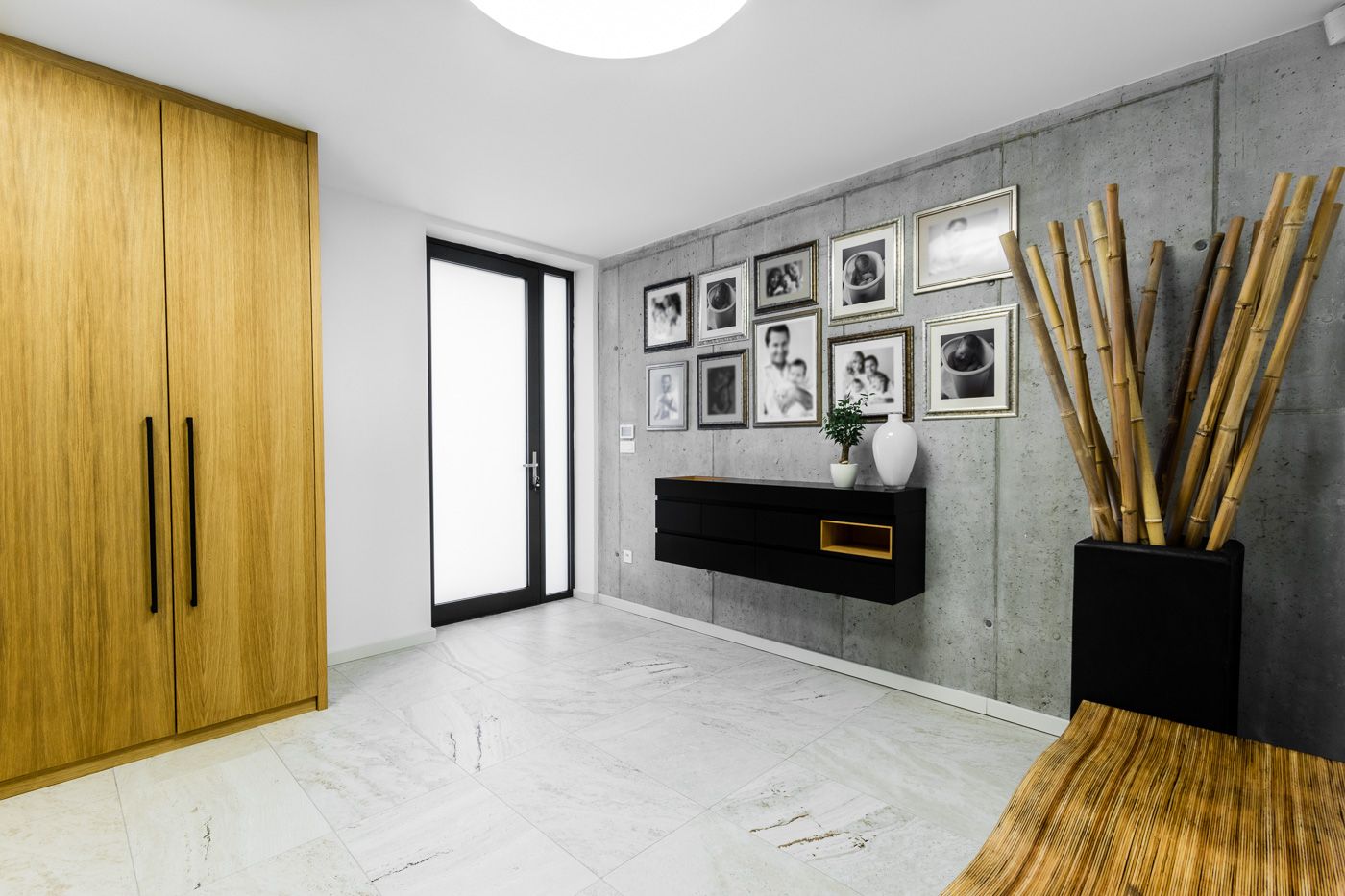 Interiér domu vo svahu - Image 6