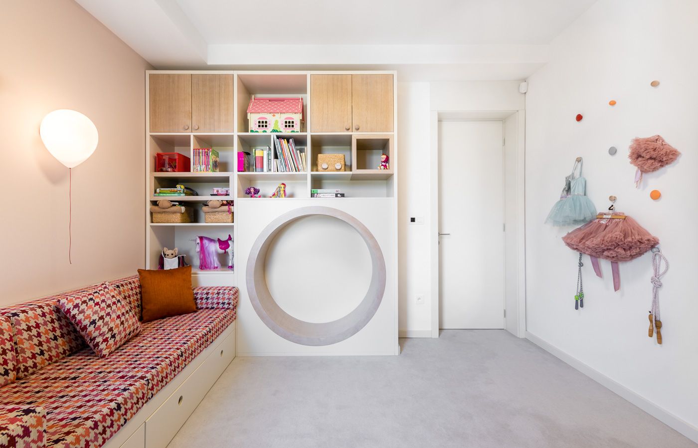 Interiér domu vo svahu - Image 11