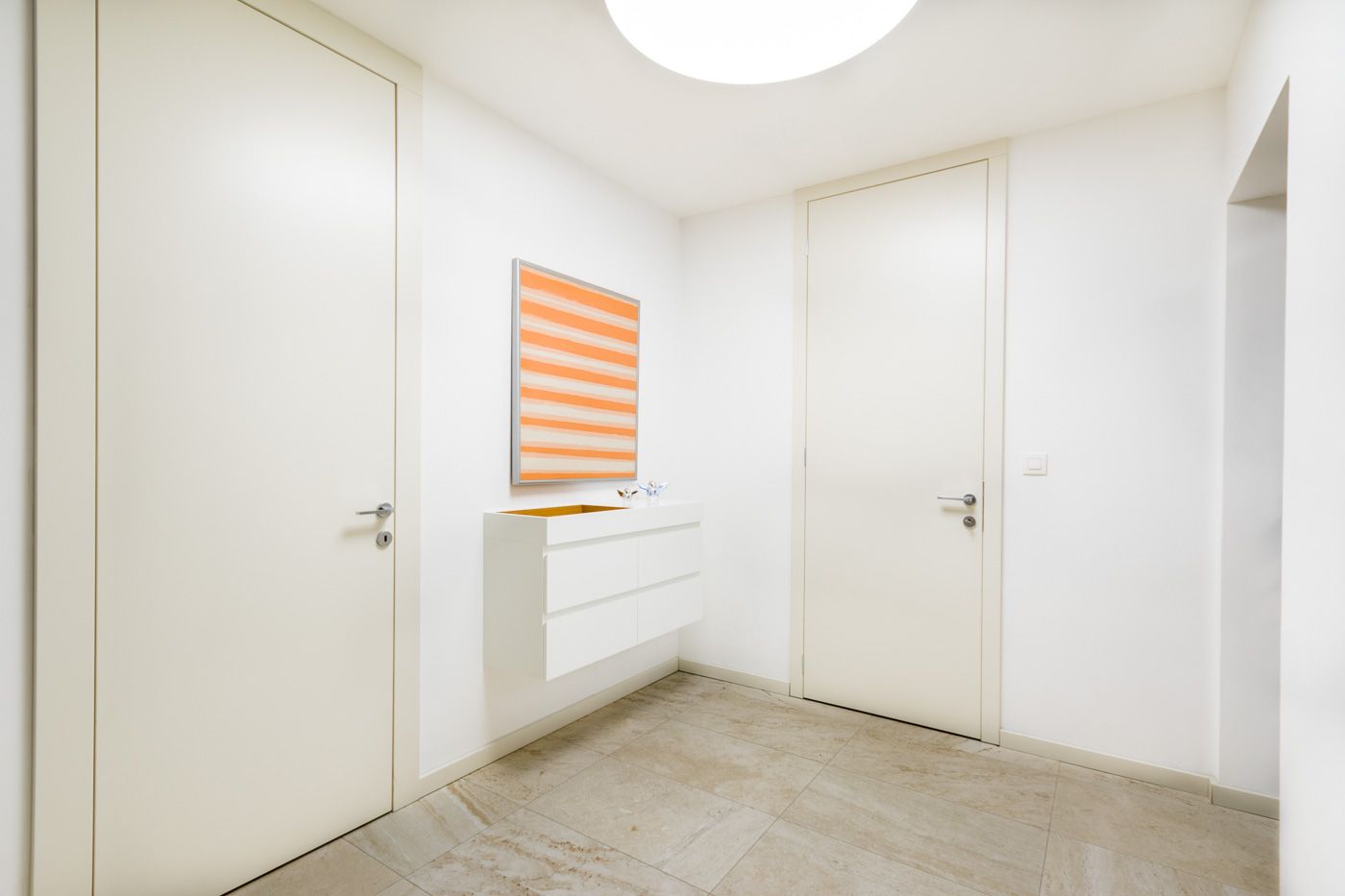 Interiér domu vo svahu - Image 7