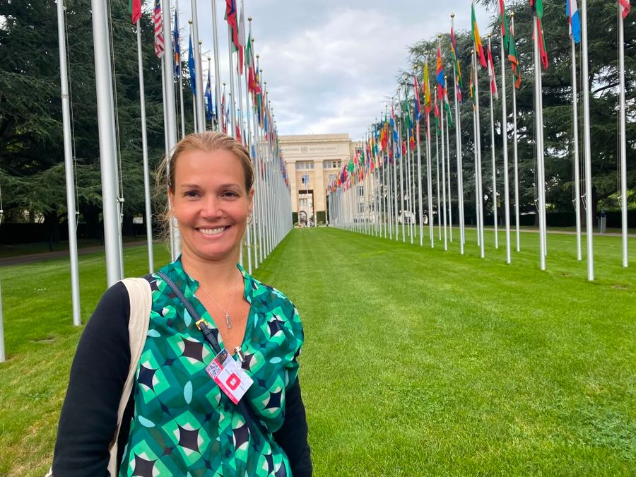 Andrea Eboli na alameda de bandeiras da sede da ONU