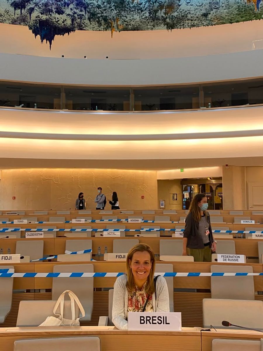 Andrea Eboli na cadeira do Brasil em um plenário da ONU