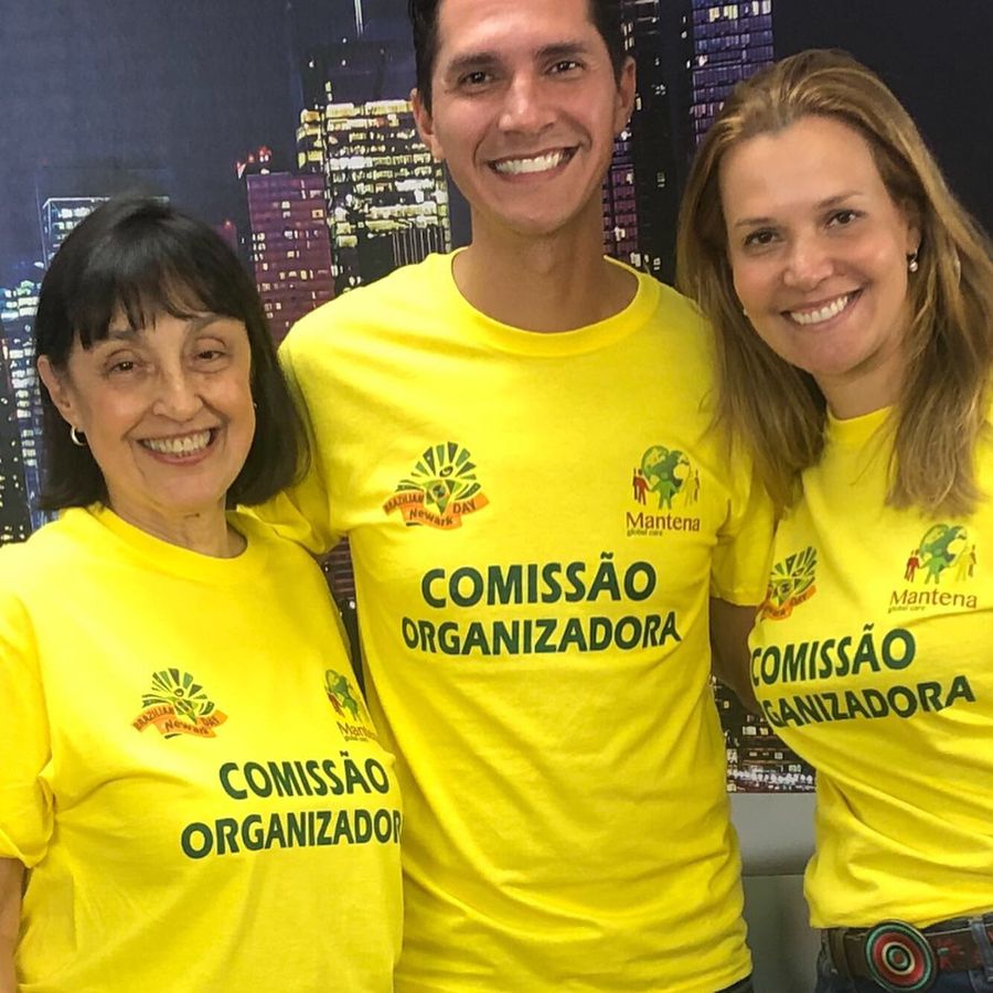 Andrea Eboli com a comissão organizadora de um evento da comunidade brasileira