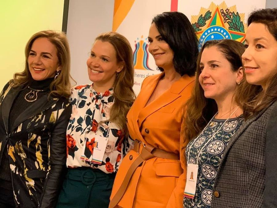 Andrea Eboli com outras participantes em um evento do Grupo Mulheres do Brasil