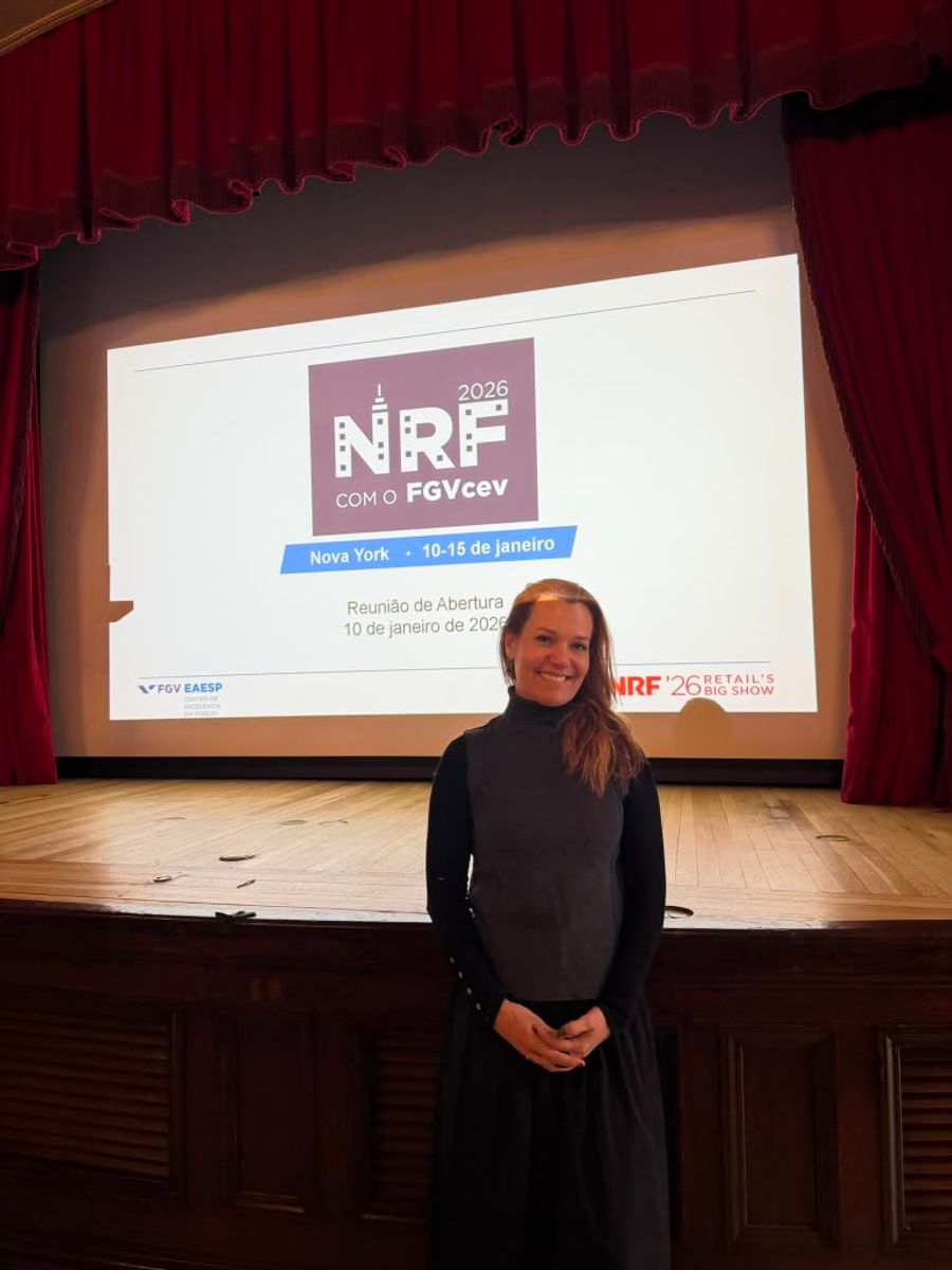 Andrea Eboli no palco do NRF com o FGVcev, em Nova York