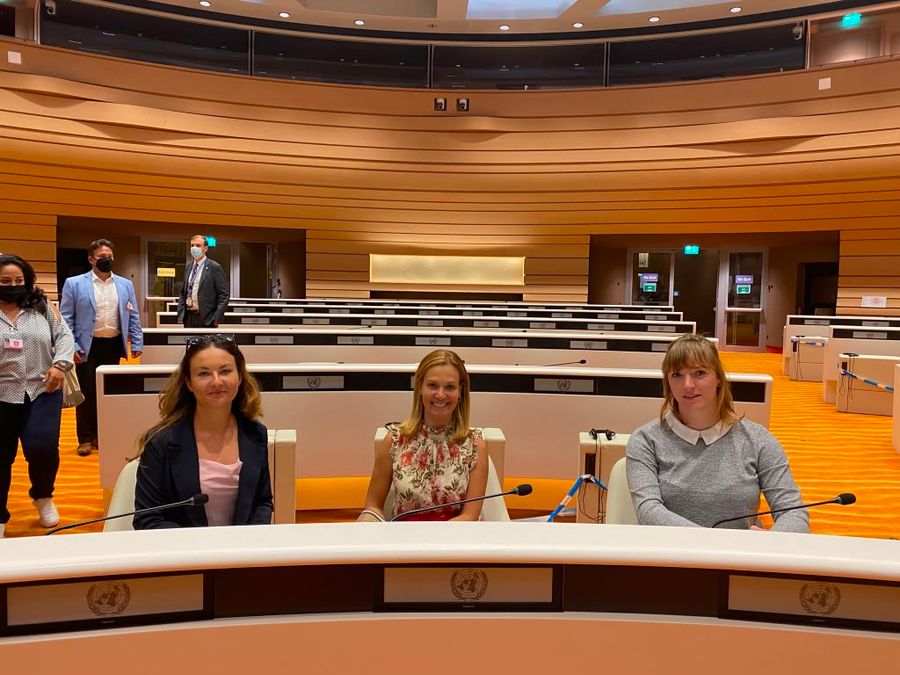 Andrea Eboli com outras participantes em um plenário da ONU