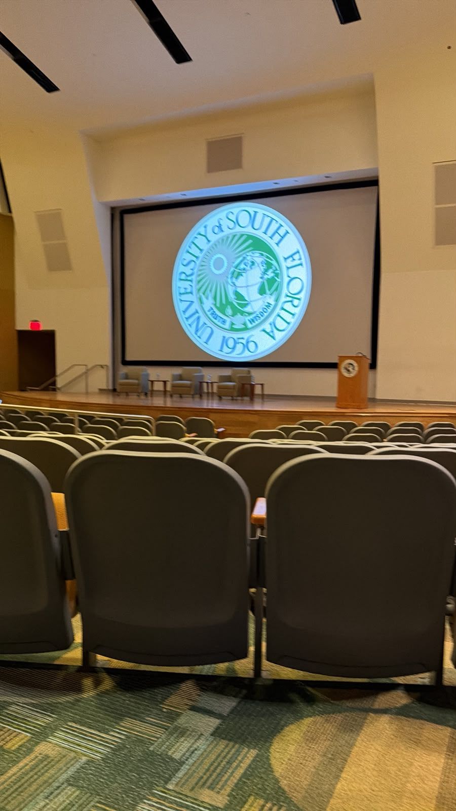 Auditório preparado antes de uma palestra