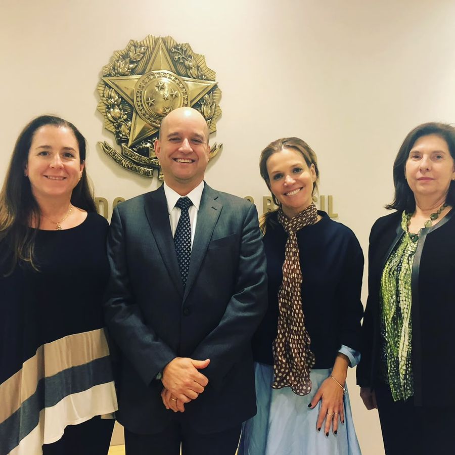 Andrea Eboli com uma comitiva em uma repartição oficial brasileira