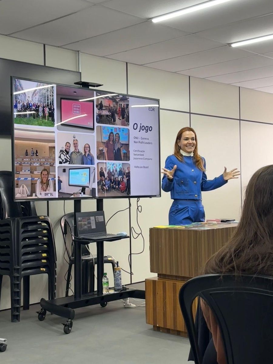 Andrea Eboli apresentando uma dinâmica em uma sessão corporativa
