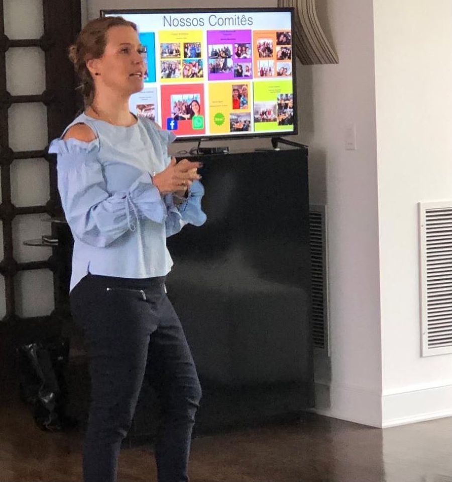 Andrea Eboli apresentando os comitês de um grupo de trabalho
