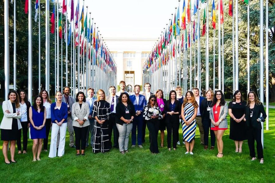 Foto do grupo de participantes na alameda de bandeiras da ONU