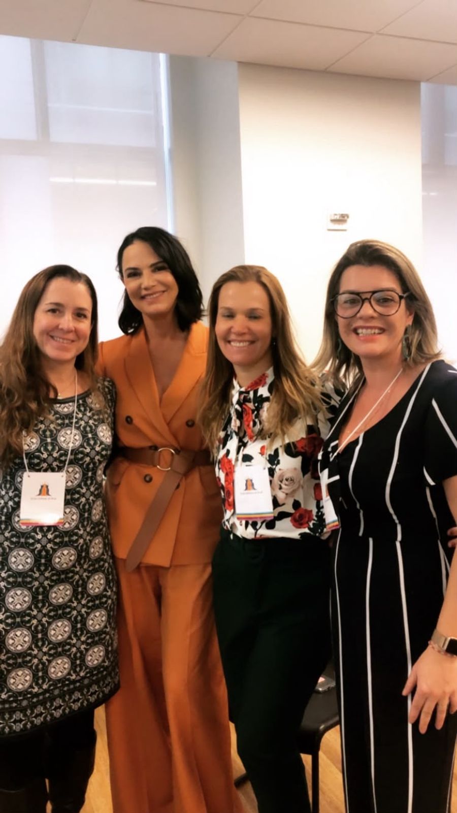 Andrea Eboli com participantes de um congresso