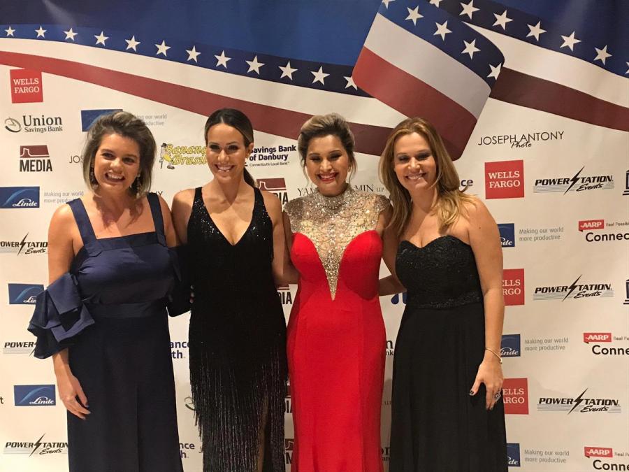 Andrea Eboli com outras convidadas em um evento de gala nos Estados Unidos