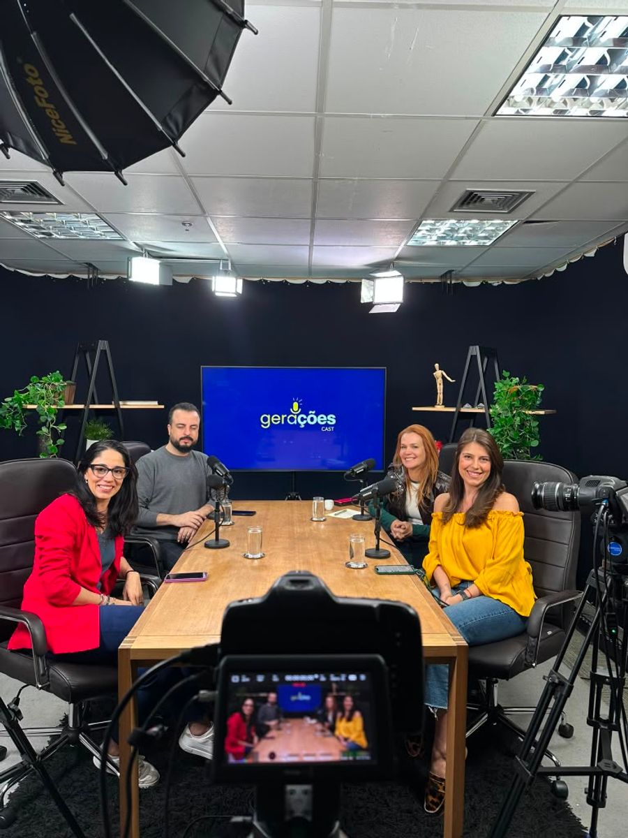 Estúdio do Gerações Cast durante a gravação, com os participantes à mesa