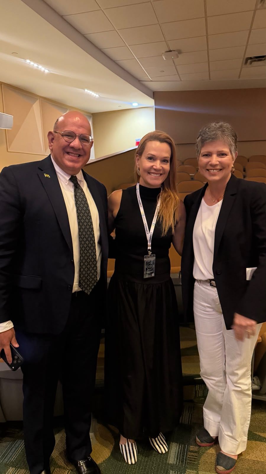 Andrea Eboli com participantes de um congresso internacional