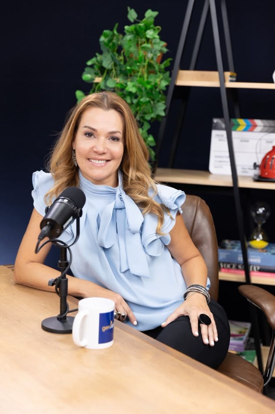 Andrea Eboli ao microfone em um estúdio de podcast